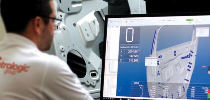 Ingeniero utilizando Metrolog X4 para la inspección 3D de una puerta de automóvil en la industria automotriz.